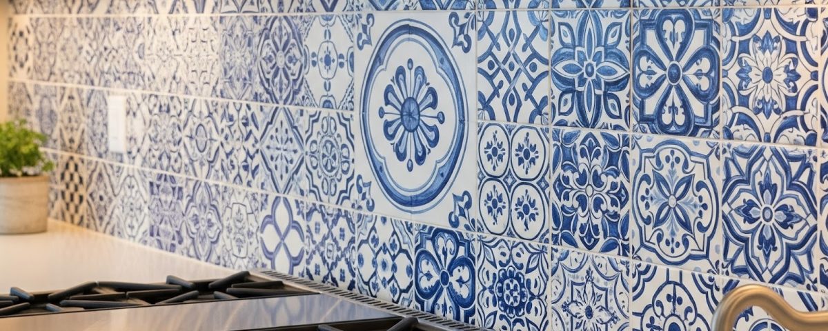 blue-white-kitchen-backsplash